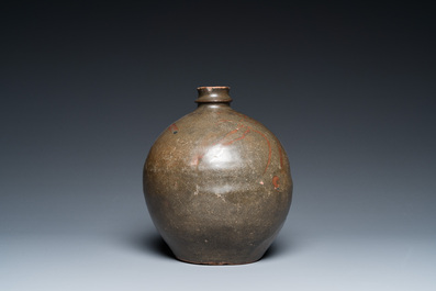 Vase de forme globulaire en gr&egrave;s porcelaineux &agrave; &eacute;mail brun &agrave; d&eacute;cor floral, Chine, Song