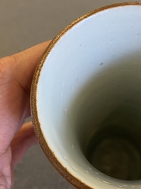 Vase en porcelaine de Chine en bleu et blanc &agrave; d&eacute;cor de chevaux volant, Ming