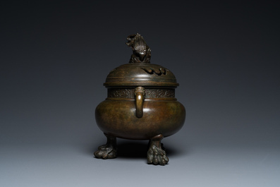 Br&ucirc;le-parfum tripod en bronze au couvercle orn&eacute; d'un qilin, marque de Qianlong, Qing