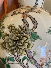 A Chinese famille verte moonflask vase, 'bianhu', Qianlong mark, 19th C.
