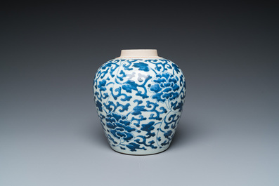 Vase en porcelaine de Chine en bleu et blanc &agrave; d&eacute;cor de rinceaux de fleurs, &eacute;poque Transition