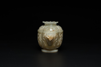 Bol couvert ajour&eacute; en jade sculpt&eacute;, Chine, 19/20&egrave;me