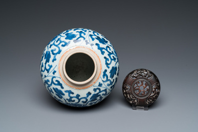 Vase en porcelaine de Chine en bleu et blanc &agrave; d&eacute;cor de rinceaux de fleurs, &eacute;poque Transition