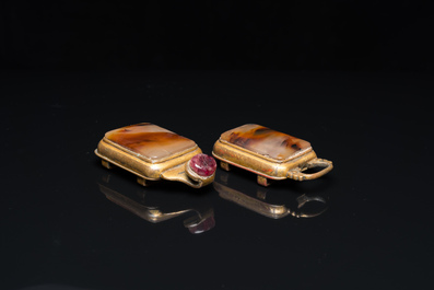 A Chinese agate-mounted gilt bronze belt buckle, late Ming/early Qing