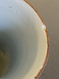Vase en porcelaine de Chine en bleu et blanc &agrave; d&eacute;cor de chevaux volant, Ming