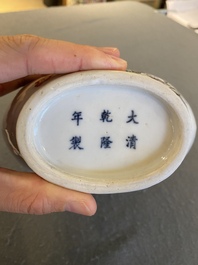 A Chinese famille verte moonflask vase, 'bianhu', Qianlong mark, 19th C.