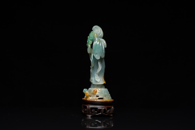 Een Chinese jade sculptuur van een dame op houten sokkel, Qing