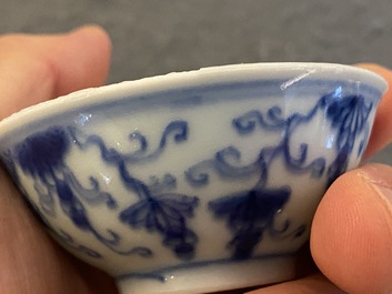 Trois bols en porcelaine de Chine en bleu et blanc &agrave; d&eacute;cor de vignes, marque et &eacute;poque de Yongzheng