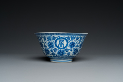 Een Chinese blauw-witte 'Wan Shou Wu Jiang' kom, Qianlong merk en periode