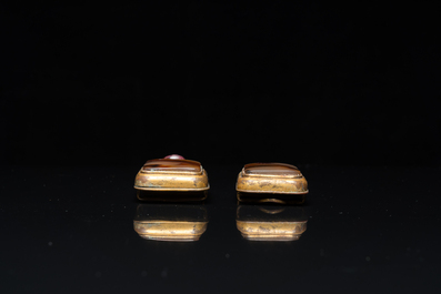 A Chinese agate-mounted gilt bronze belt buckle, late Ming/early Qing