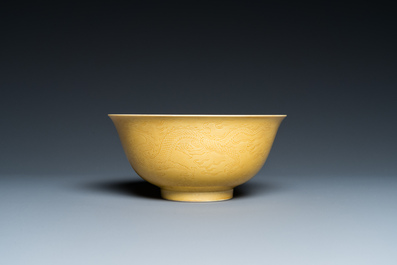 Een Chinese monochrome gele kom met anhua drakendecor, Qianlong merk maar wellicht later