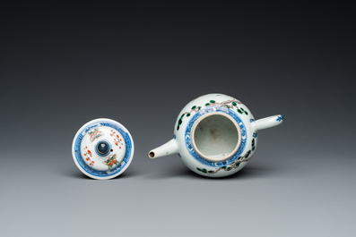 Th&eacute;i&egrave;re couverte en porcelaine de Chine famille verte &agrave; d&eacute;cor d'une grue et d'un cerf, Kangxi