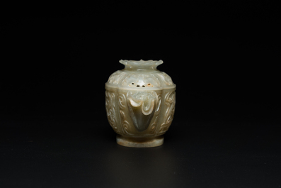 Bol couvert ajour&eacute; en jade sculpt&eacute;, Chine, 19/20&egrave;me
