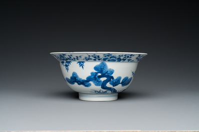 Een Chinese blauw-witte 'Drie vrienden van de winter' kom, Kangxi merk en periode