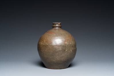 Vase de forme globulaire en gr&egrave;s porcelaineux &agrave; &eacute;mail brun &agrave; d&eacute;cor floral, Chine, Song
