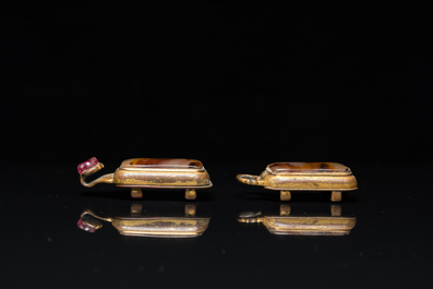 A Chinese agate-mounted gilt bronze belt buckle, late Ming/early Qing
