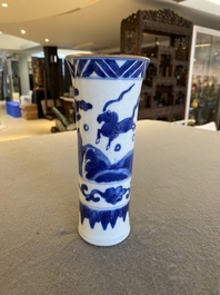 Vase en porcelaine de Chine en bleu et blanc &agrave; d&eacute;cor de chevaux volant, Ming