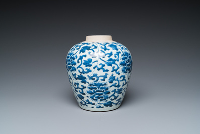 Vase en porcelaine de Chine en bleu et blanc &agrave; d&eacute;cor de rinceaux de fleurs, &eacute;poque Transition
