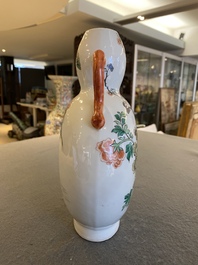 A Chinese famille verte moonflask vase, 'bianhu', Qianlong mark, 19th C.