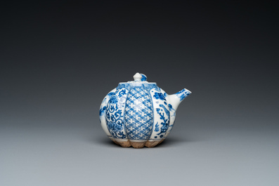 A Japanese blue and white Arita hot water kettle, Edo, 17/18th C.