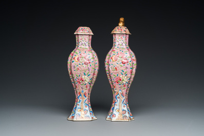 Een paar Chinese famille rose dekselvazen, Yongzheng