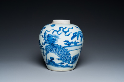 Een Chinese blauw-witte 'kylin' pot, Shunzhi