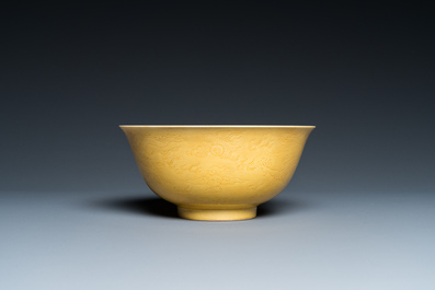 Een Chinese monochrome gele kom met anhua drakendecor, Qianlong merk maar wellicht later