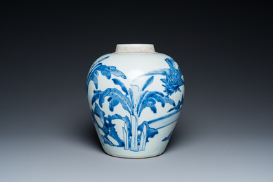 Een Chinese blauw-witte 'kylin' pot, Shunzhi