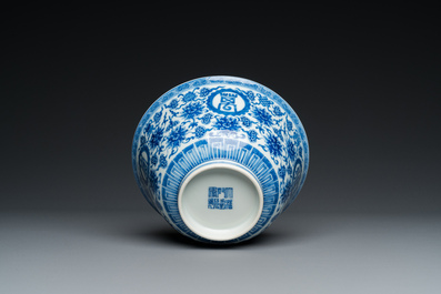 Een Chinese blauw-witte 'Wan Shou Wu Jiang' kom, Qianlong merk en periode