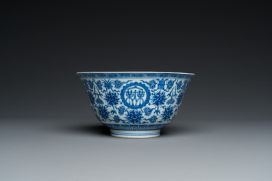 Een Chinese blauw-witte 'Wan Shou Wu Jiang' kom, Qianlong merk en periode