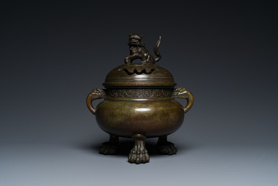 Br&ucirc;le-parfum tripod en bronze au couvercle orn&eacute; d'un qilin, marque de Qianlong, Qing