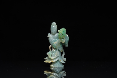 Een Chinese jade sculptuur van een dame op houten sokkel, Qing
