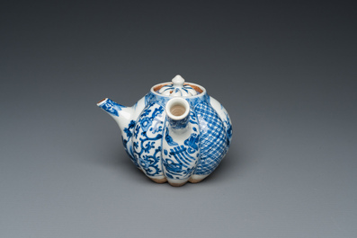 A Japanese blue and white Arita hot water kettle, Edo, 17/18th C.