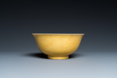Een Chinese monochrome gele kom met anhua drakendecor, Qianlong merk maar wellicht later