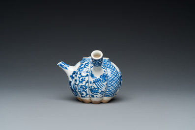 A Japanese blue and white Arita hot water kettle, Edo, 17/18th C.