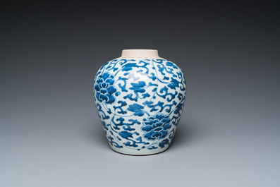 Vase en porcelaine de Chine en bleu et blanc &agrave; d&eacute;cor de rinceaux de fleurs, &eacute;poque Transition