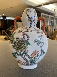 A Chinese famille verte moonflask vase, 'bianhu', Qianlong mark, 19th C.