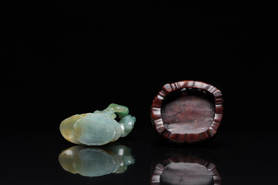 Een Chinese jade sculptuur van een dame op houten sokkel, Qing