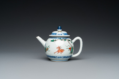 Th&eacute;i&egrave;re couverte en porcelaine de Chine famille verte &agrave; d&eacute;cor d'une grue et d'un cerf, Kangxi