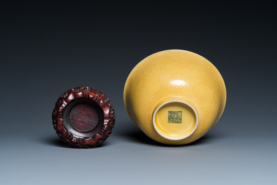 Een Chinese monochrome gele kom met anhua drakendecor, Qianlong merk maar wellicht later