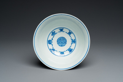 Een Chinese blauw-witte 'Wan Shou Wu Jiang' kom, Qianlong merk en periode