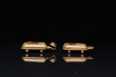 A Chinese agate-mounted gilt bronze belt buckle, late Ming/early Qing