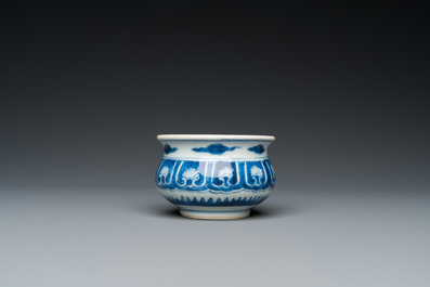 A small Chinese blue and white censer, Kangxi