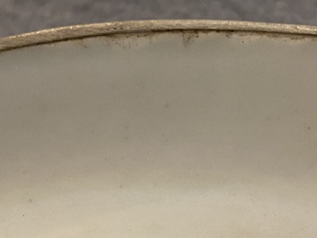 Een Chinees blauw-wit 'Bleu de Hue' bord voor de Vietnamese markt, Th&agrave;nh H&oacute;a Ni&ecirc;n Ch&eacute; 成化年製 merk, ca. 1840