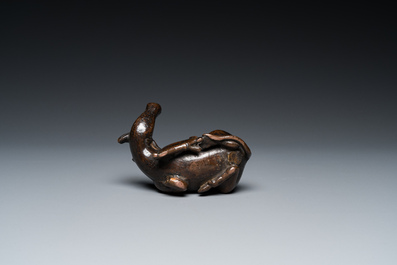 Een Chinese bronzen spiegelhouder met een hert, late Ming