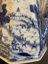 Cafeti&egrave;re couverte en porcelaine de Chine en bleu et blanc &agrave; d&eacute;cor de 'La d&eacute;esse Europe et le taureau', Kangxi