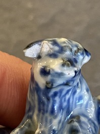 Cafeti&egrave;re couverte en porcelaine de Chine en bleu et blanc &agrave; d&eacute;cor de 'La d&eacute;esse Europe et le taureau', Kangxi
