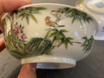 Een paar Chinese famille rose kommen met vogels bij bamboetakken, Yongzheng merk, wellicht Republiek