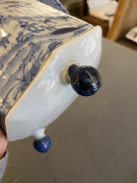 Cafeti&egrave;re couverte en porcelaine de Chine en bleu et blanc &agrave; d&eacute;cor de 'La d&eacute;esse Europe et le taureau', Kangxi