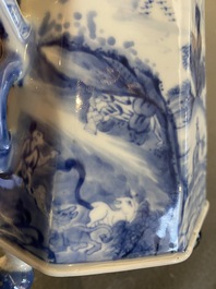 Cafeti&egrave;re couverte en porcelaine de Chine en bleu et blanc &agrave; d&eacute;cor de 'La d&eacute;esse Europe et le taureau', Kangxi